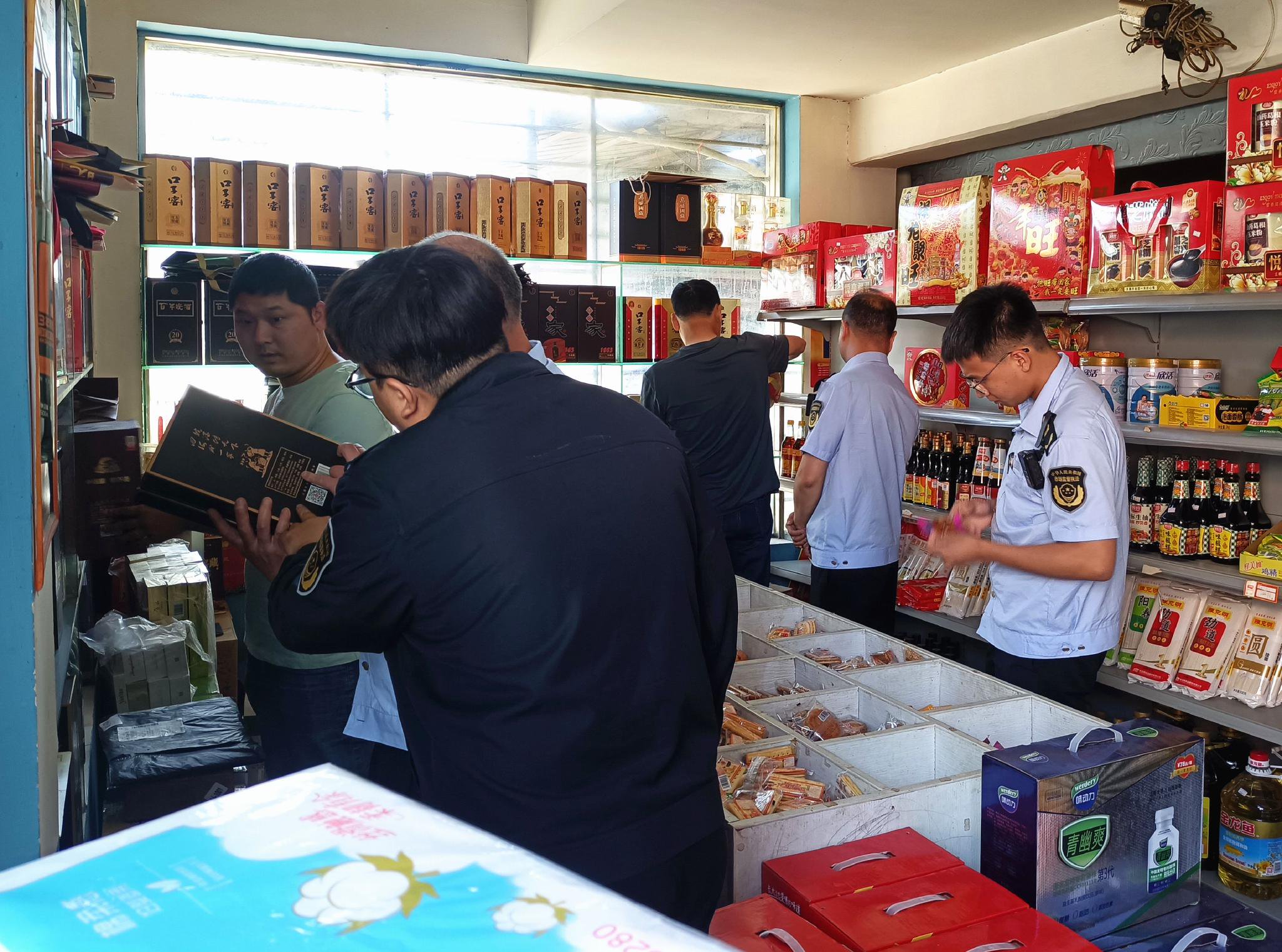 5月16日上午,安徽省怀宁县市场监管局黄龙所和黄墩所联合开展白酒打假