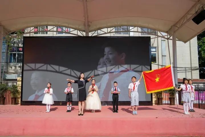 翠华路小学长大校区举行一年级首批新队员入队仪式
