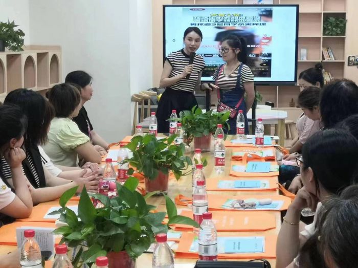 广汉市雒城街道开展"家教润心·成长同行"家庭教育宣传周活动