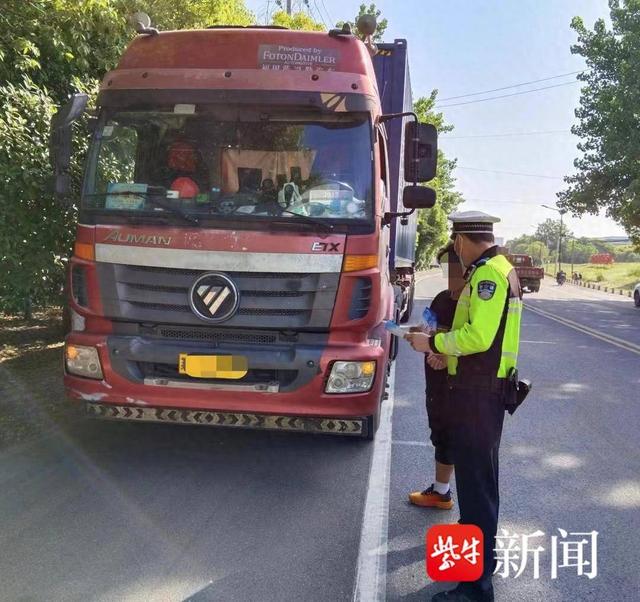 持续开展大货车专项整治行动,南京江北交警多举措严查保路面安全