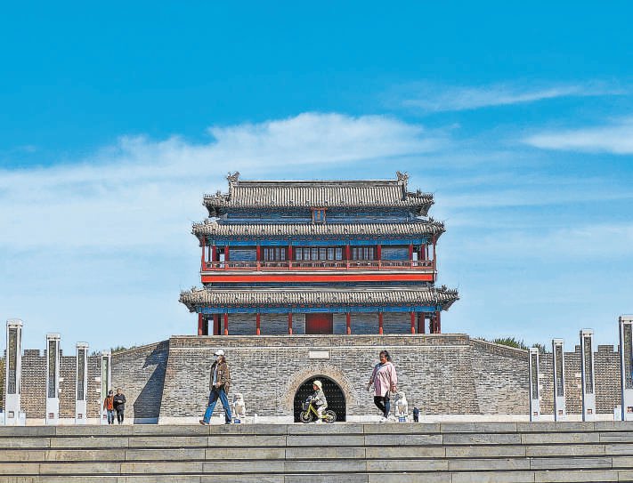 近日,在永定门城楼南广场,市民享受好天气.