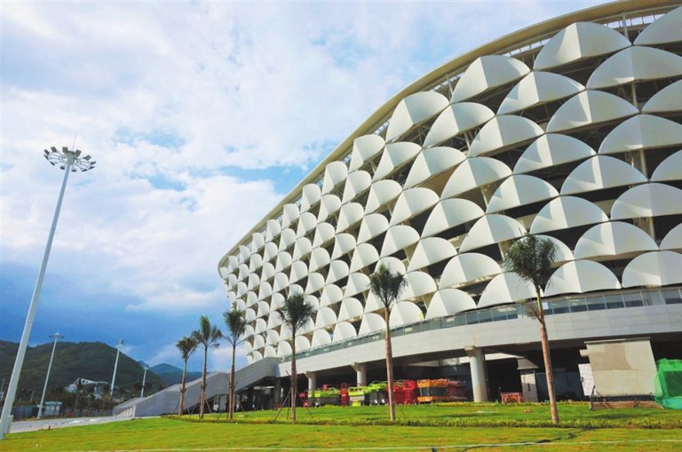 5月16日,三亚国际体育产业园体育馆项目外立面.