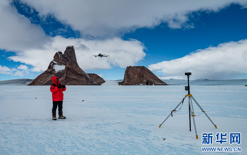 中国第40次南极科学考察队队员褚馨德在格罗夫山执行无人机航测任务（受访者供图）。