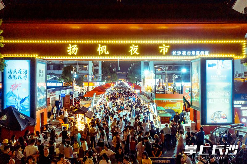 选择实在太多走进香香巷闪烁的霓虹灯五彩斑斓的色彩和美食交相辉映从