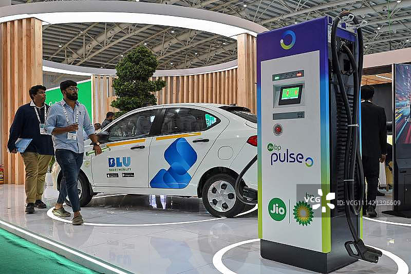 图为在印度班加罗尔能源周展会上展示的电动汽车充电站。