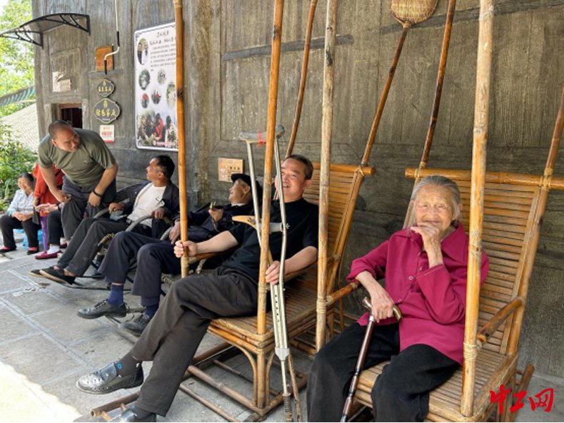 村民们坐在一起悠闲地聊天。 中工网记者 陈颖 摄