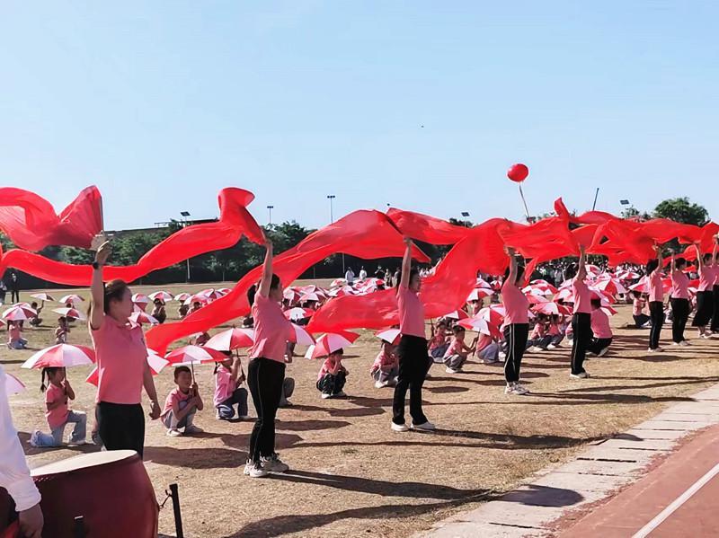开幕式上,五沟中心学校校长郜锋致开幕词,郜锋总结了五沟中心学校阳光