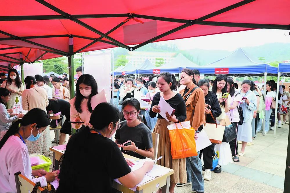 (市人社局供图)我市务工人员免费乘坐百色市至广州市专列(百色站