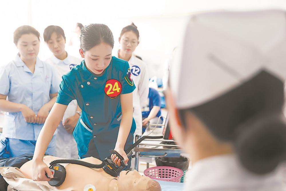 走近"提灯天使":感受平凡岗位上的"光与热"|护士_新浪财经_新浪网