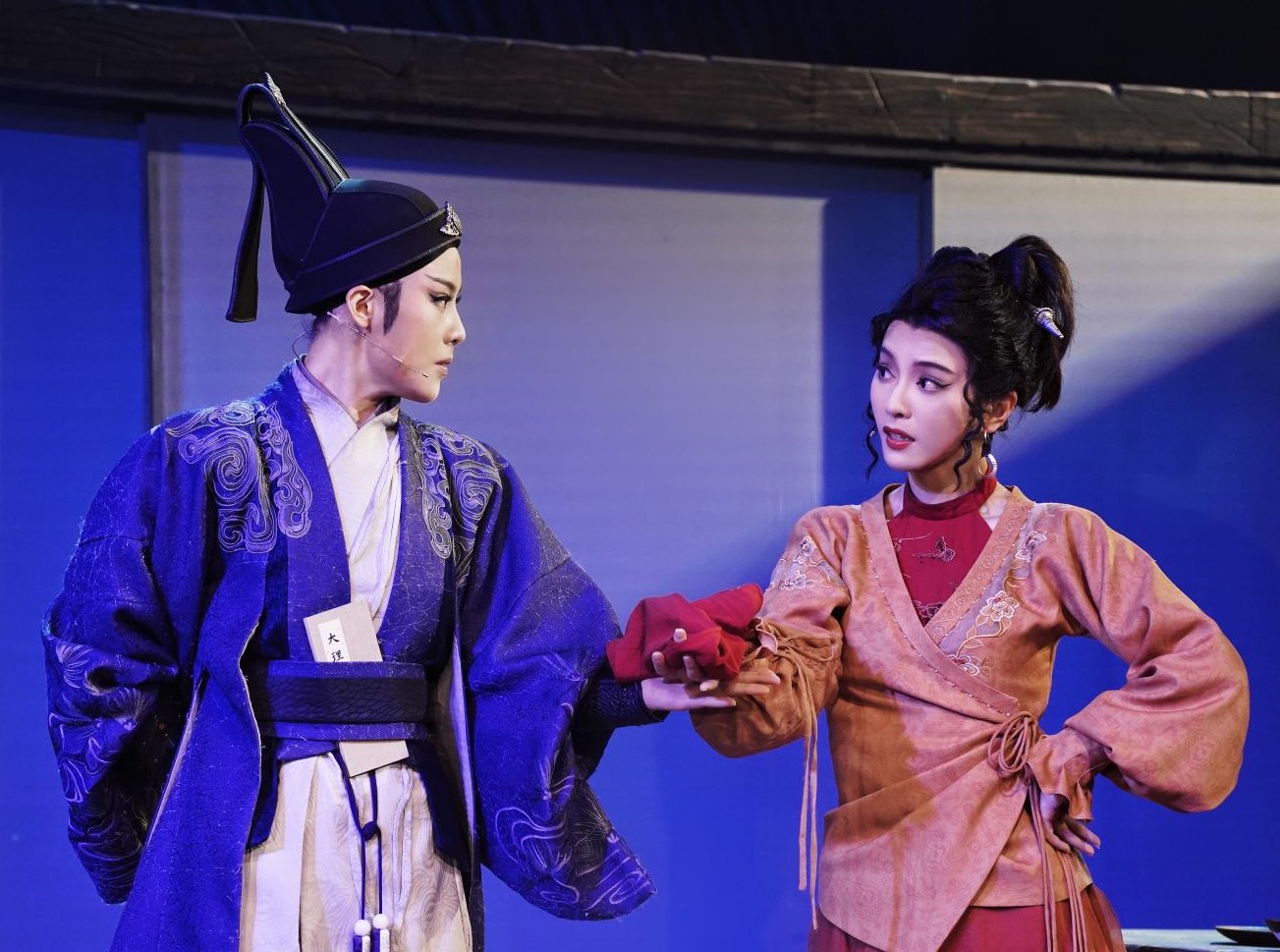 越剧演员陈丽君(左)和李云霄在杭州蝴蝶剧场演出新编越剧《新龙门客栈