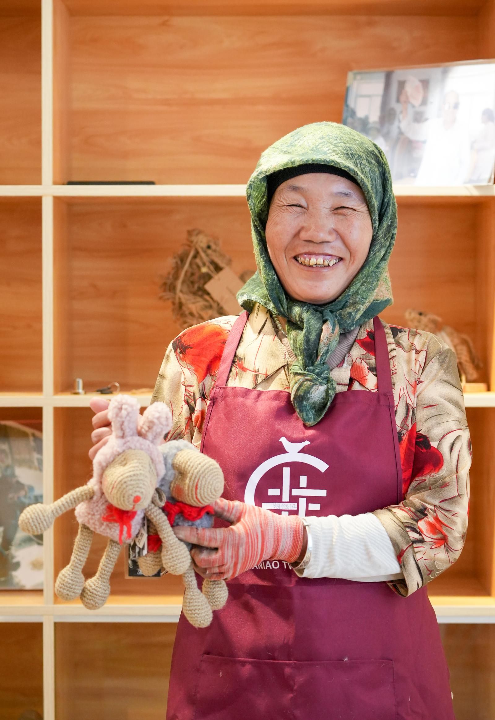 的是麻编非遗展厅,陈列着张璟设计的丝路骆驼,滩羊宝宝等艺术品和手包