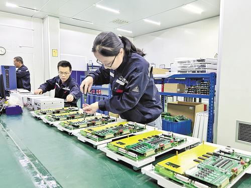 4月24日，上元智能公司生产车间，工作人员正在进行产品组装调试。河北日报记者 张晓超摄