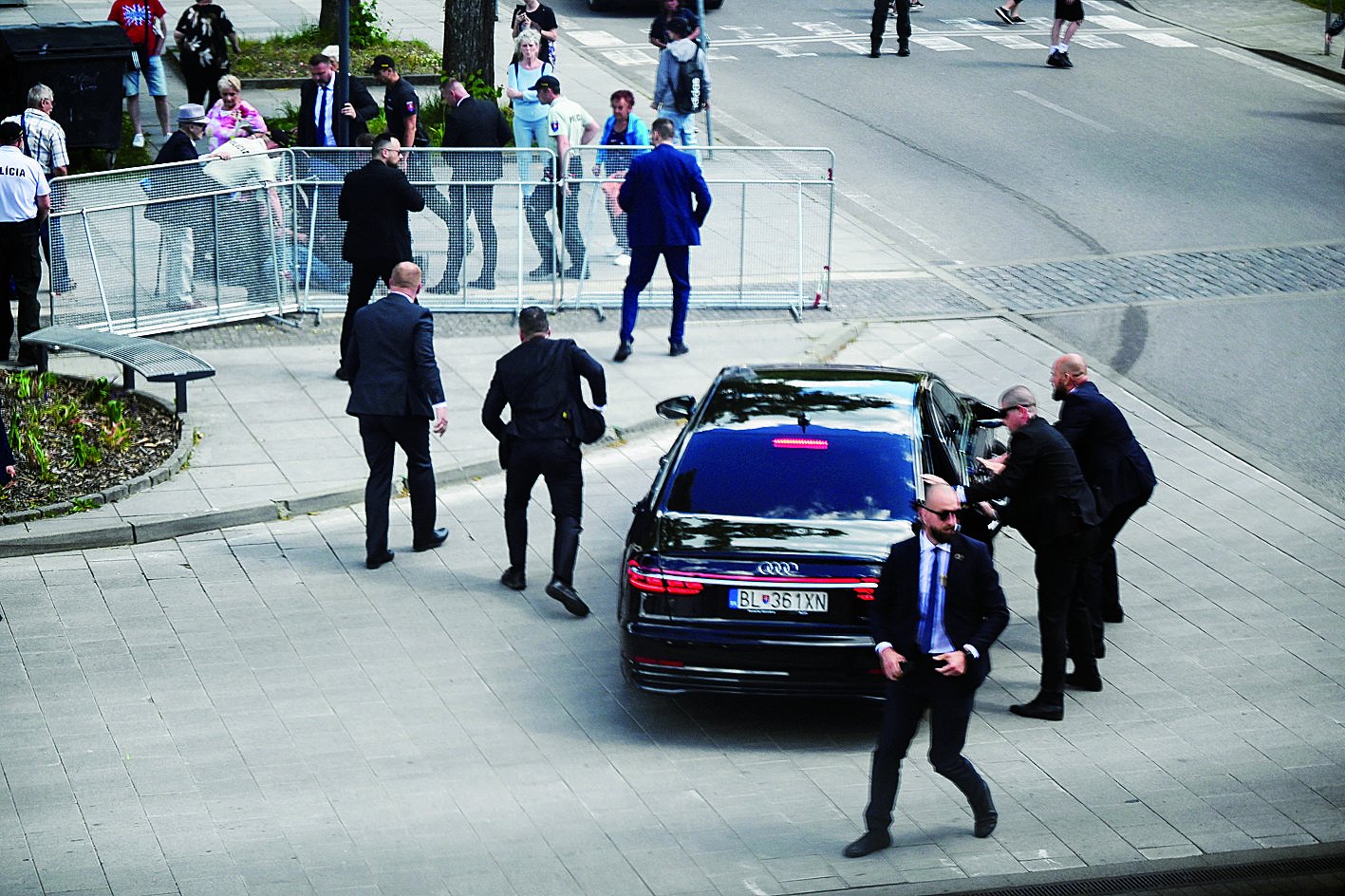 5月15日，在斯洛伐克汉德洛瓦，安全人员在枪击事件发生后转移斯洛伐克总理菲佐。
