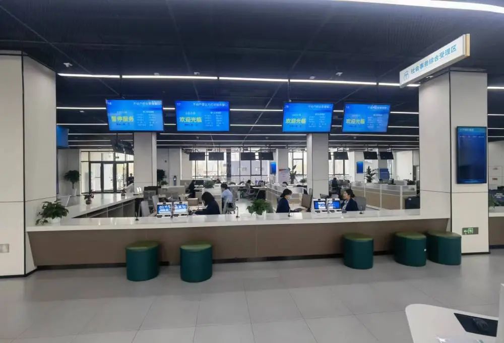 4月3日,雄安政务服务中心办事大厅工作场景.李连成摄