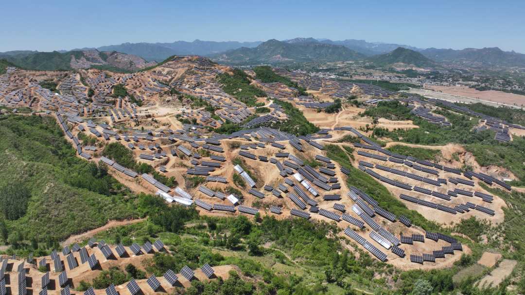 河北省灵寿县陈庄镇朱家背村的光伏发电项目基地.