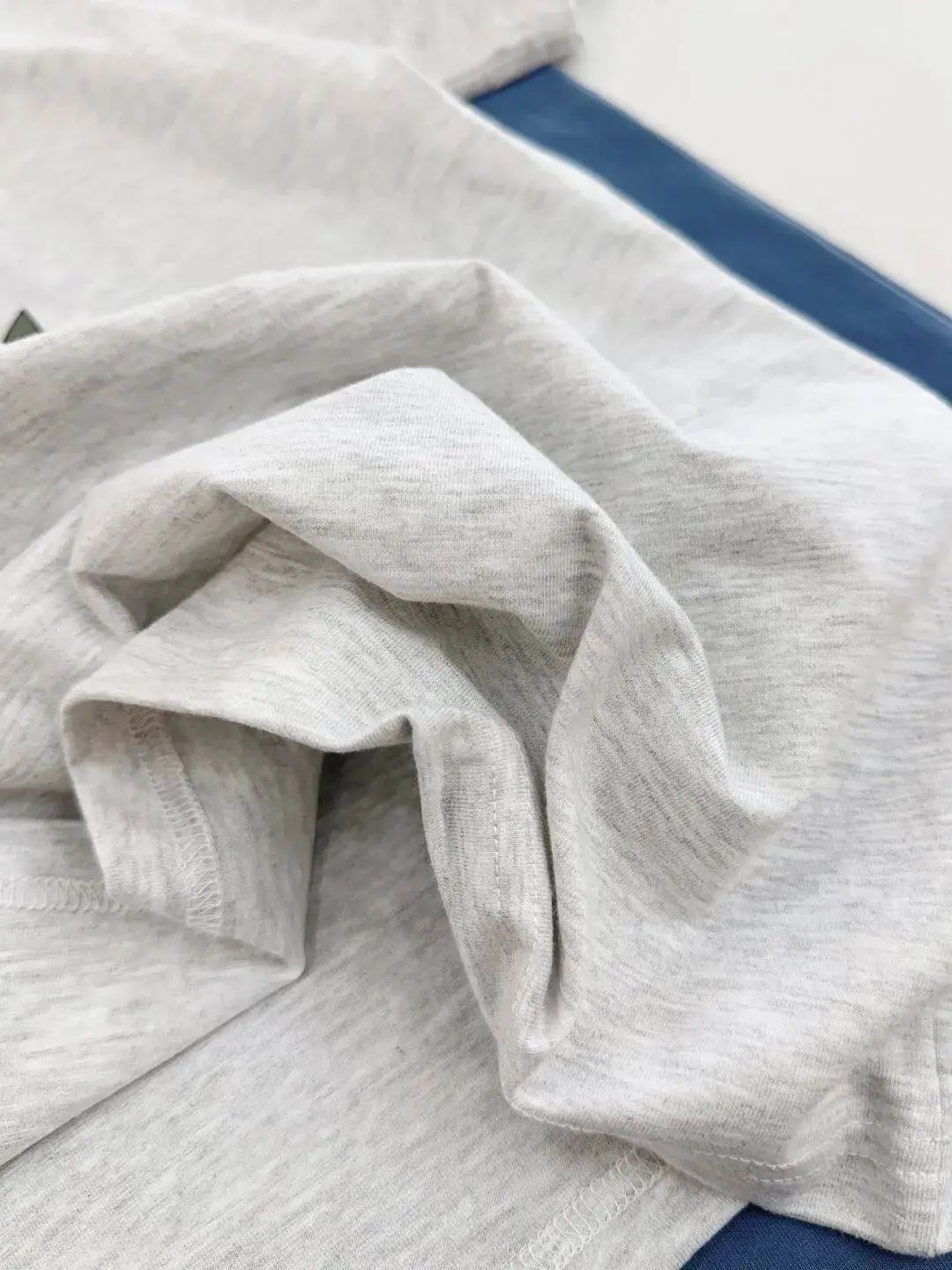 细节满满裁剪考究这款短袖采用螺纹织法,相比包领工艺更具弹力,耐洗