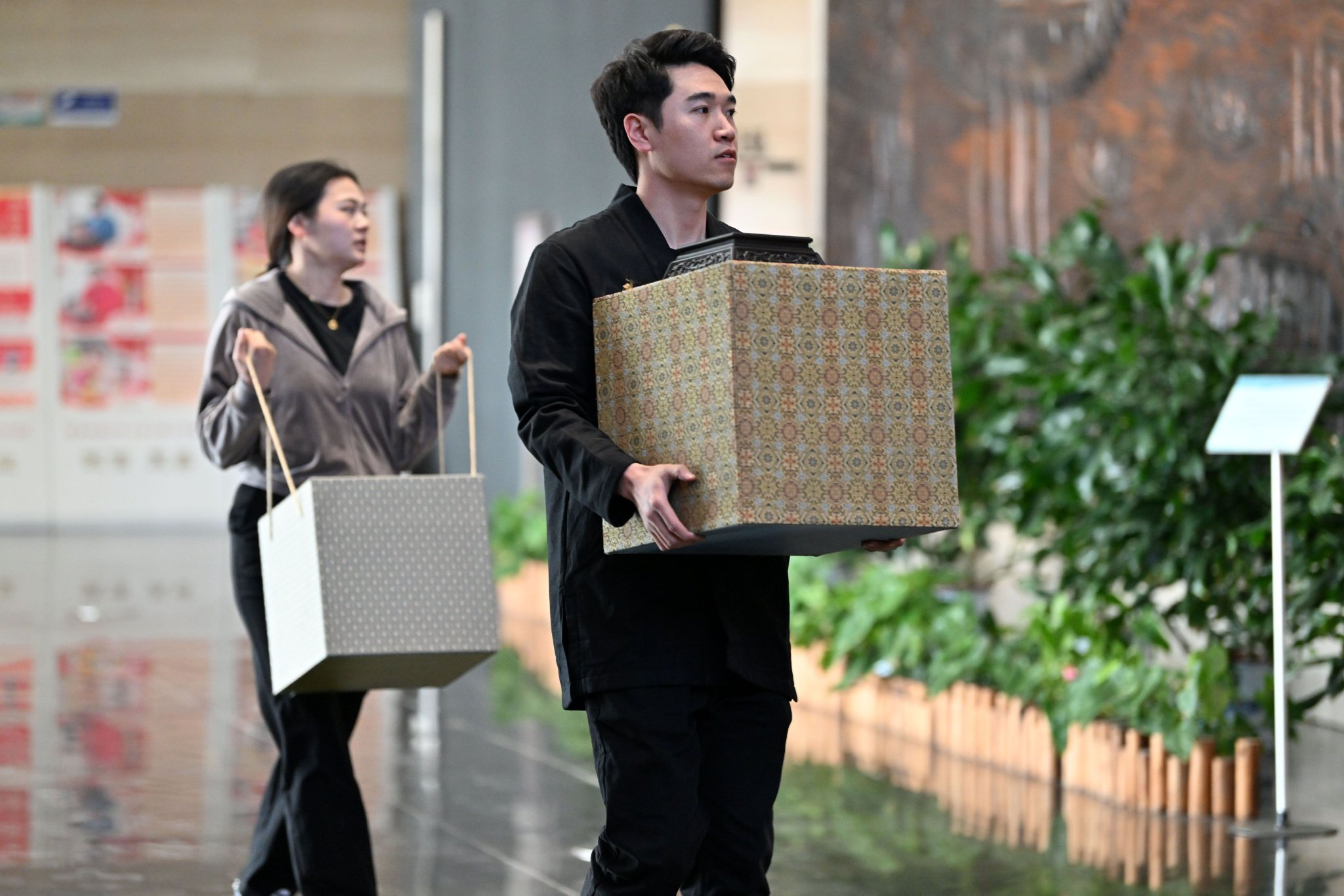 马赛（右）和女朋友闵方苹（左）在天津市武清区博物馆搬运展品（3月19日摄）。新华社记者 李然 摄