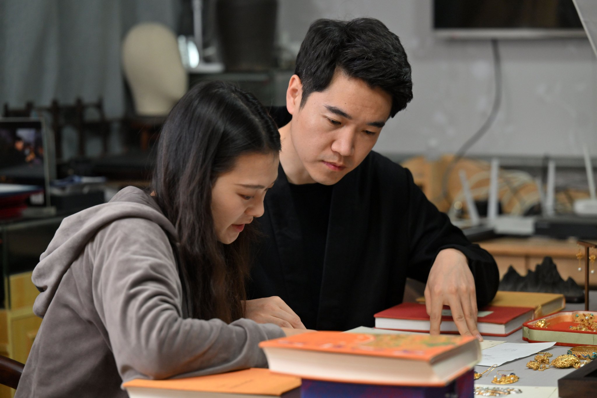 马赛（右）和女朋友闵方苹（左）在工作室内讨论设计稿（3月19日摄）。新华社记者 李然摄