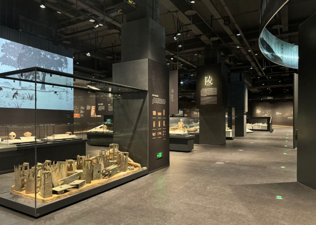 据陕西历史博物馆陈列展览部主任任雪莉介绍,"城与陵"展厅的空间组织