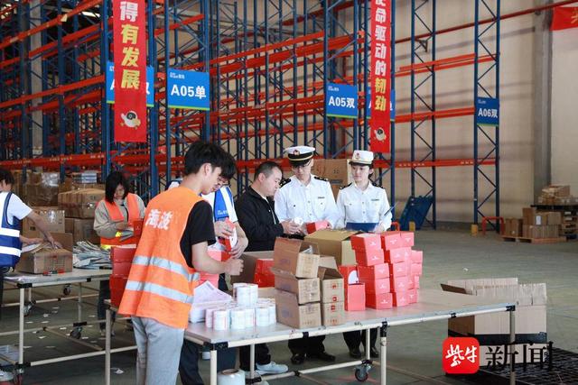 吴江海关关员在跨境电商仓库了解货物储备情况。戴宇婷 摄
