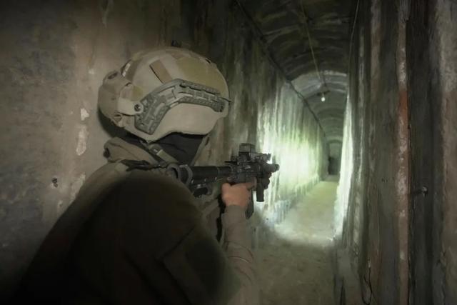 以军展示加沙地带下方的隧道。（美联社资料图片）