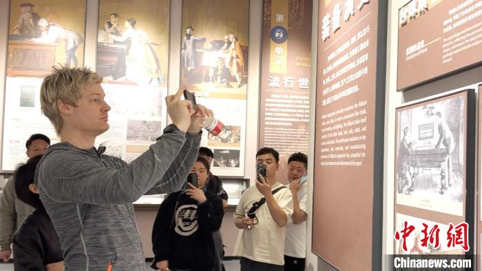 近日，澳大利亚斯诺克名将尼尔·罗伯逊在江西玉山参赛期间参观世界台球博物馆。(星牌体育供图)