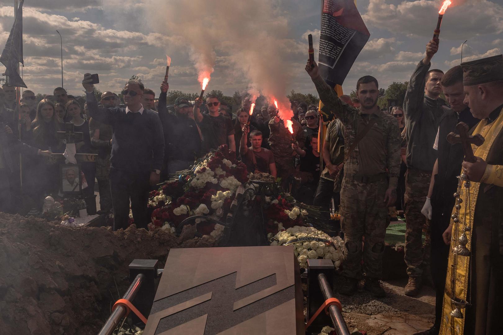▲当地时间5月10日，乌克兰文尼察，一场在足球场上举行的葬礼。图据视觉中国