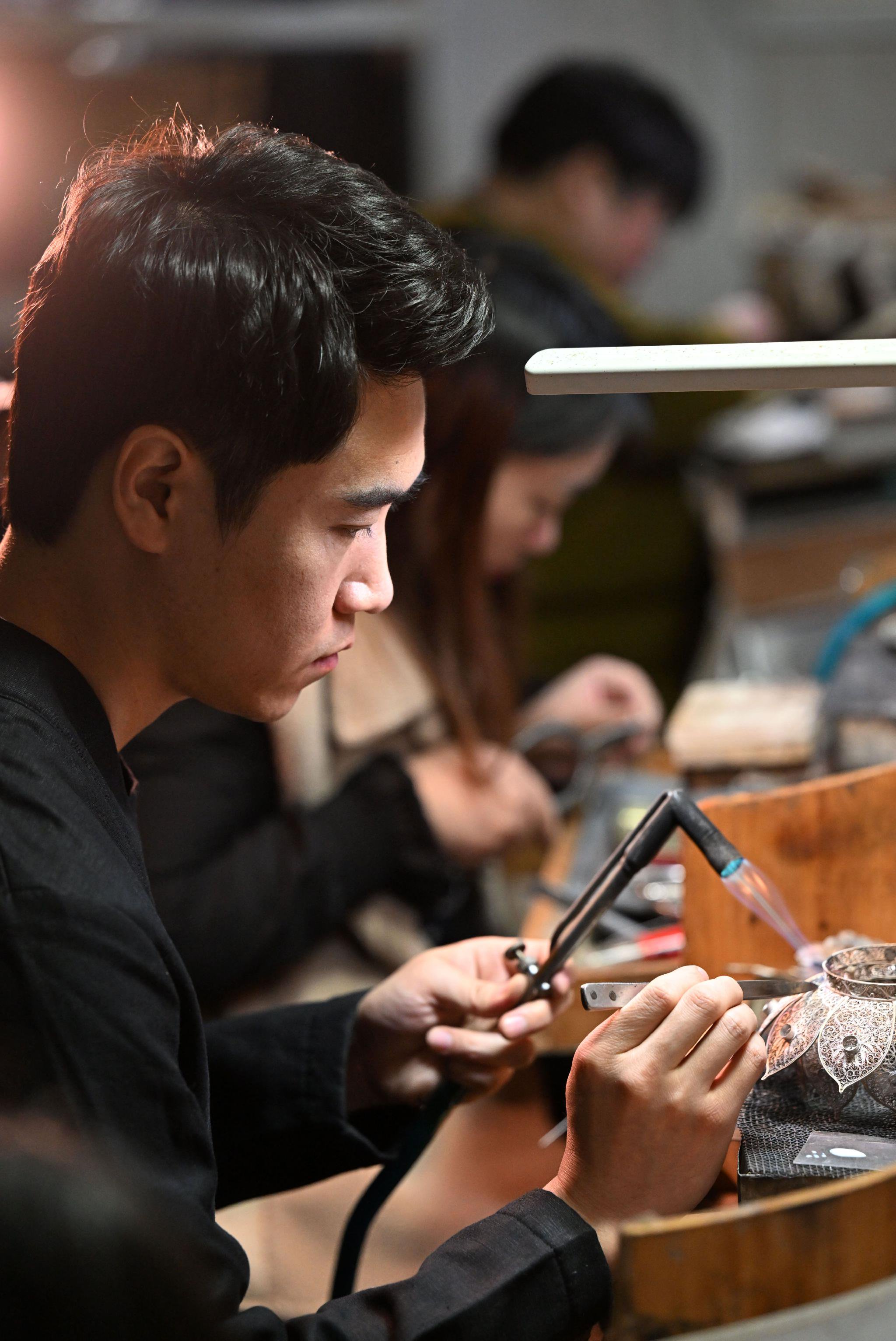 马赛在工作室内制作花丝镶嵌制品（3月19日摄）。新华社记者 李然 摄