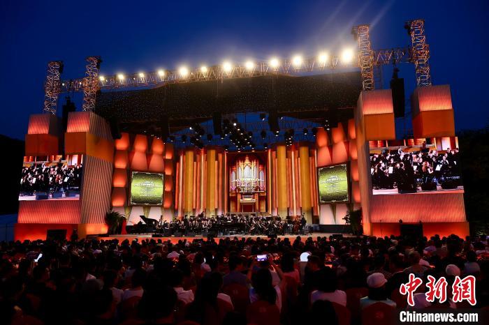 2024北京长城音乐会开幕 中俄艺术家欢聚"燃情之夜"