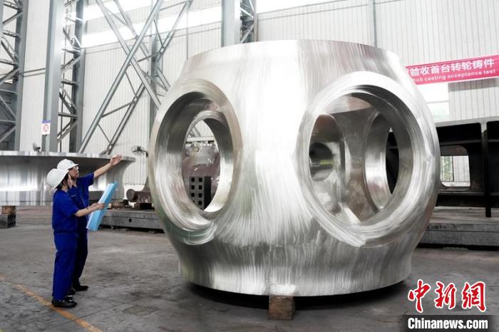 全球单体重量最大不锈钢转轮体铸件。张毅 摄
