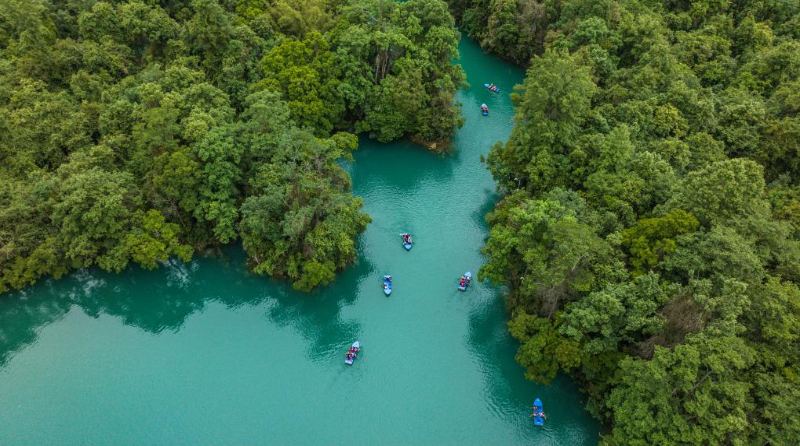 游客在荔波县小七孔景区划船游玩（5月16日摄，无人机照片）。新华社记者 陶亮 摄