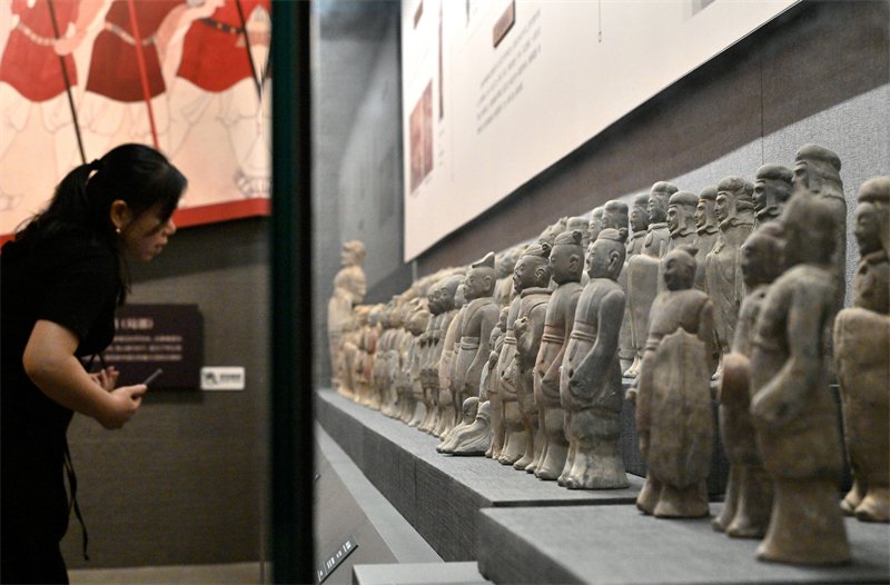 5月17日,游客在河北省邯郸市博物馆参观.