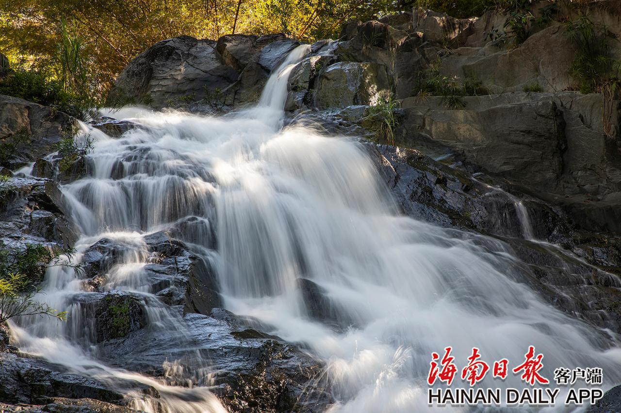 五指山太平山瀑布.海南日报通讯员 孟志军 摄