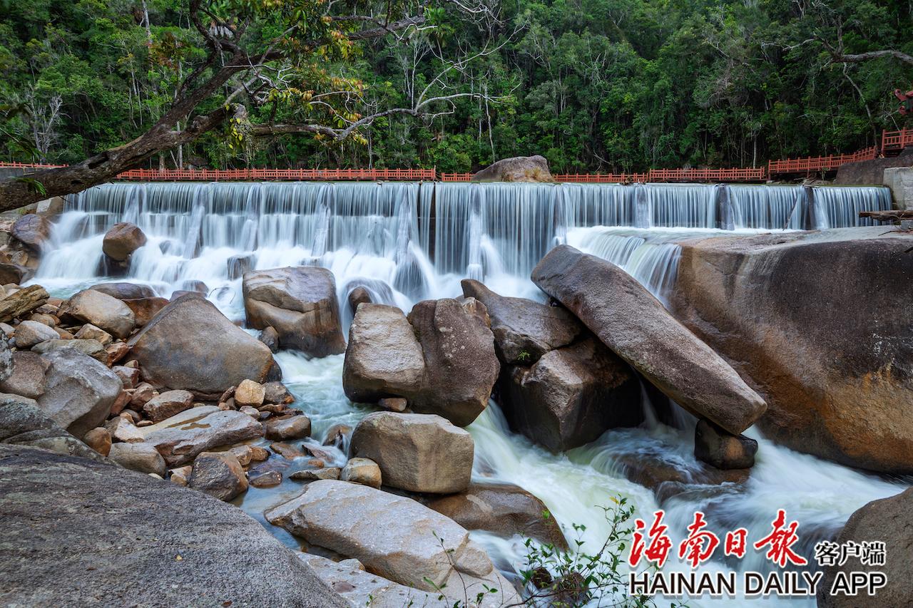 自贸港影像志|海南:飞瀑流泉雨林间