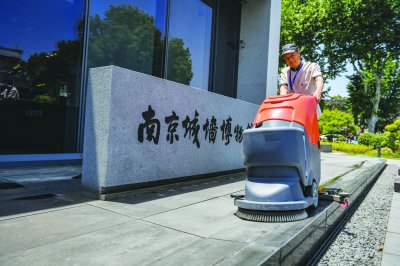 南京城墙博物馆安保部工作人员正在打扫场馆。 南京日报/紫金山新闻记者 董家训 摄