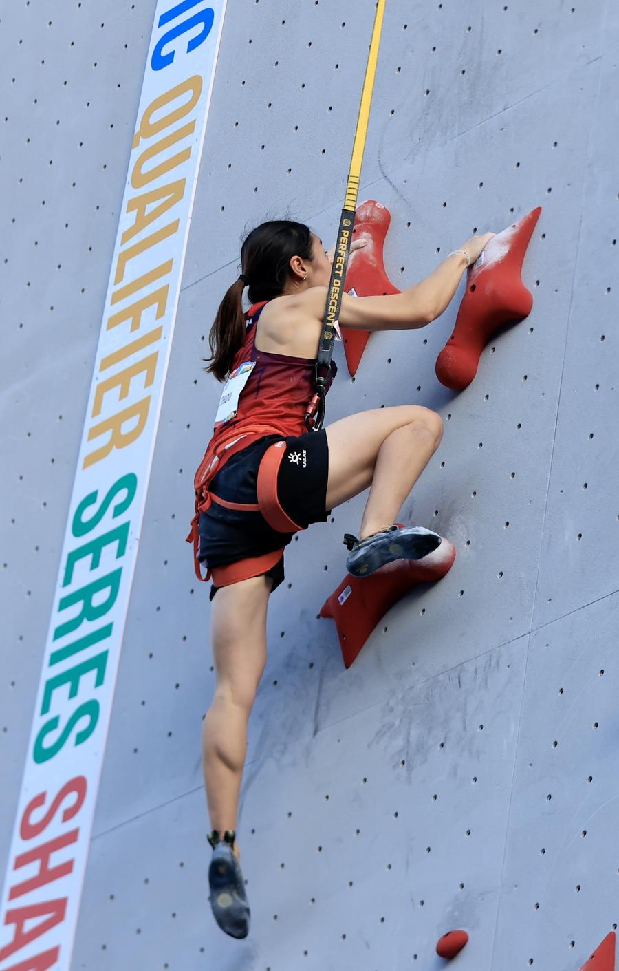 中国女子攀岩运动员周娅菲在比赛中.澎湃新闻记者 赵昀 图