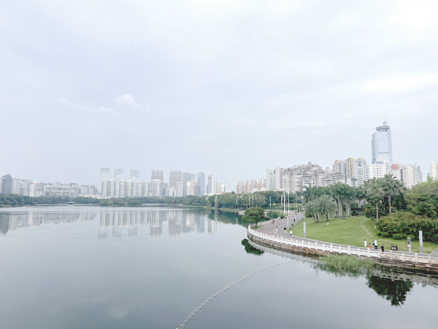 南宁周末"落雨大"市民出行多防范