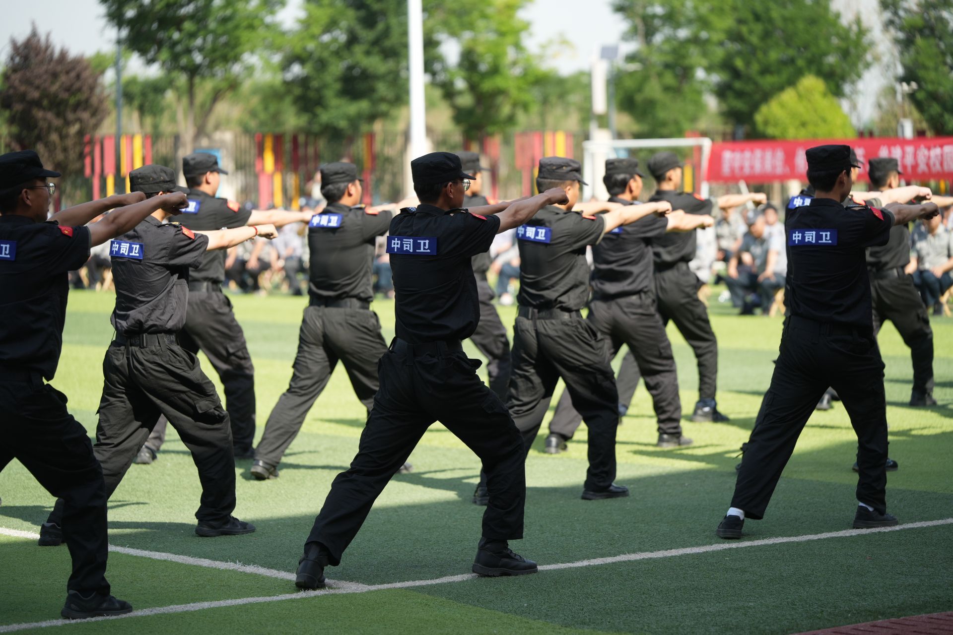 西咸新区沣东中小学,幼儿园保安业务培训暨防暴处突方案演练汇报活动