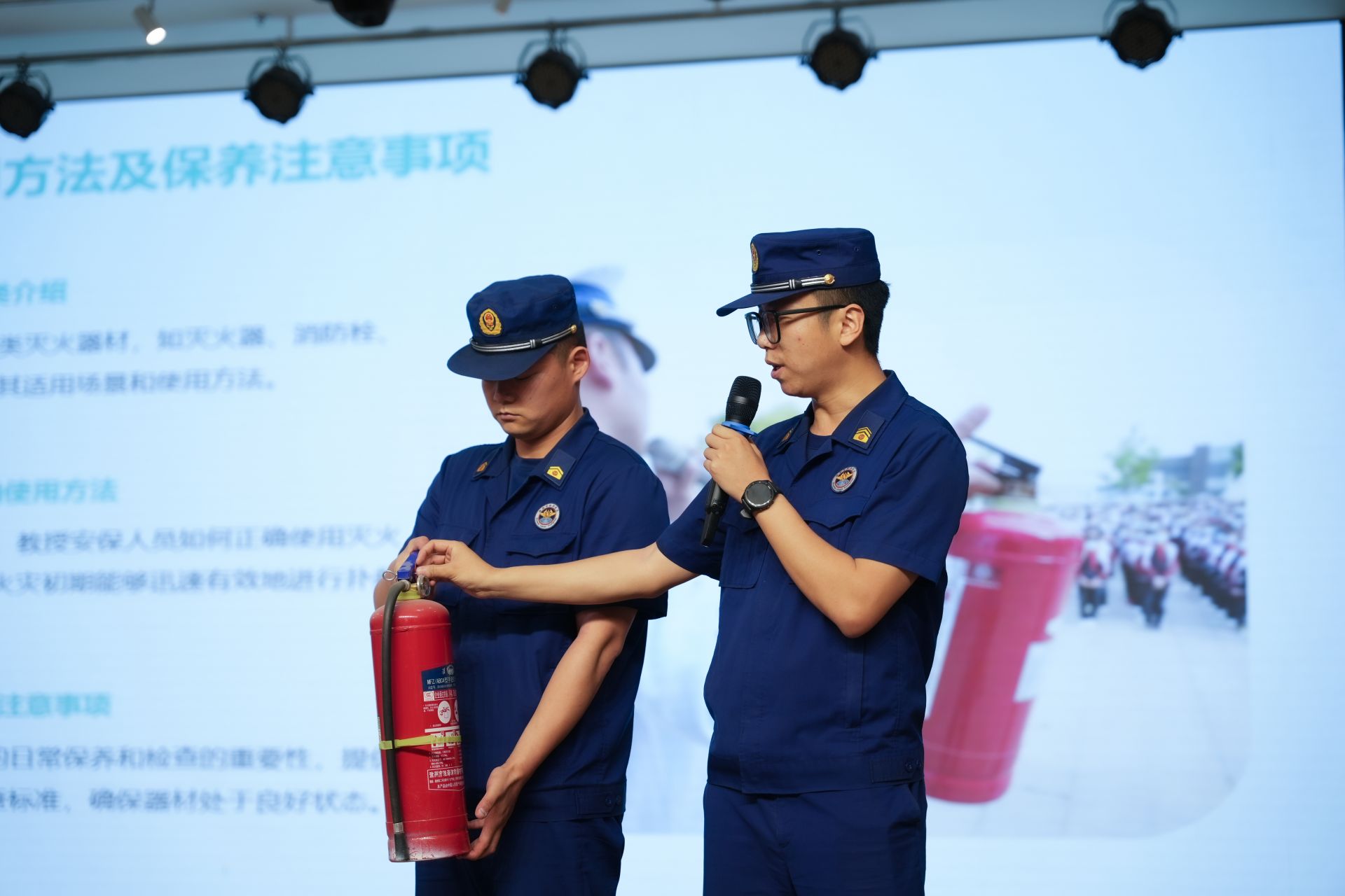 西咸新区沣东中小学,幼儿园保安业务培训暨防暴处突方案演练汇报活动