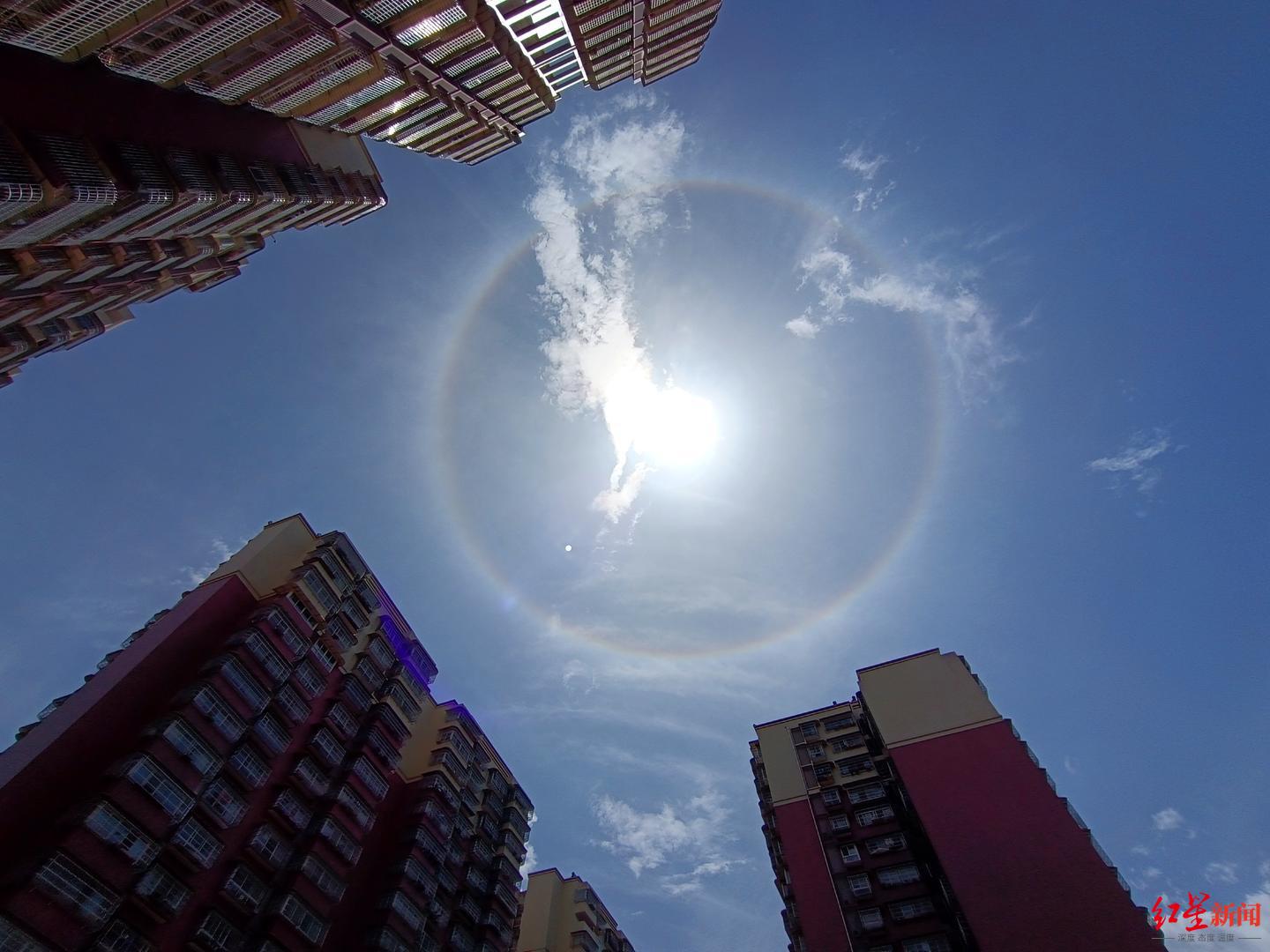 超美!四川西昌天空出现壮观日晕,太阳仿佛戴上彩色"花环"