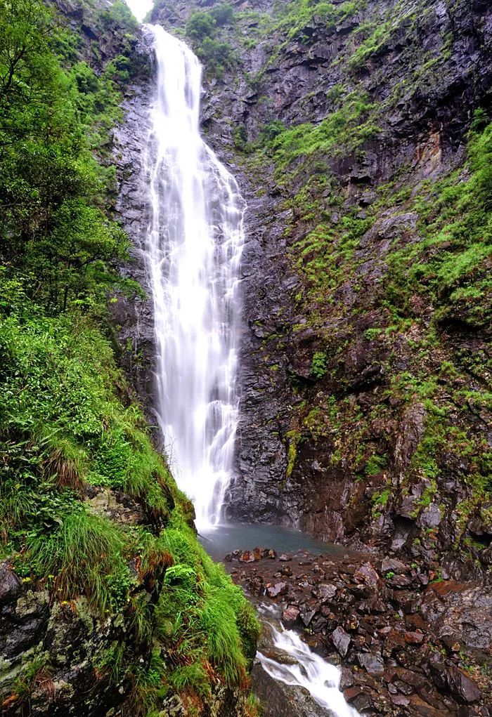 来到永州市江永县千家峒国家森林公园大泊水景区,只见一道瀑布从山崖