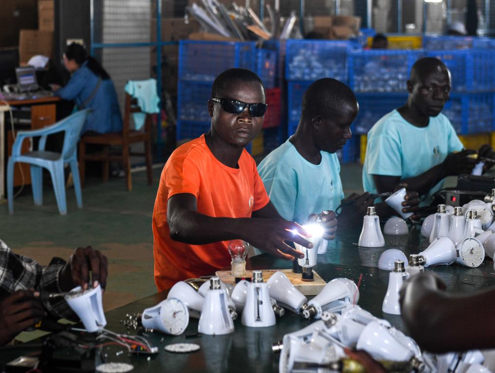 　　4月5日，在乌干达姆巴莱市中乌姆巴莱工业园，工人们在明珠科技有限公司的车间工作。新华社记者李亚辉摄