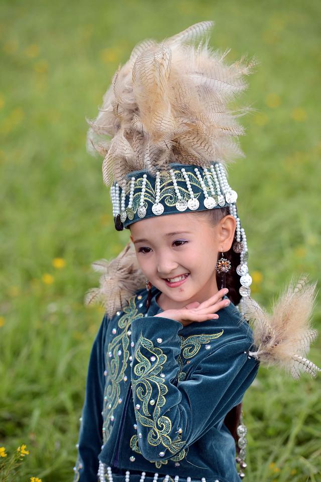 一名身着盛装的哈萨克族小女孩。新华社记者 沙达提 摄