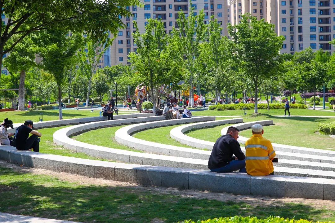 家门口逛公园丨风景秀丽,设施齐全,这个开放式生态绿地你去吗?