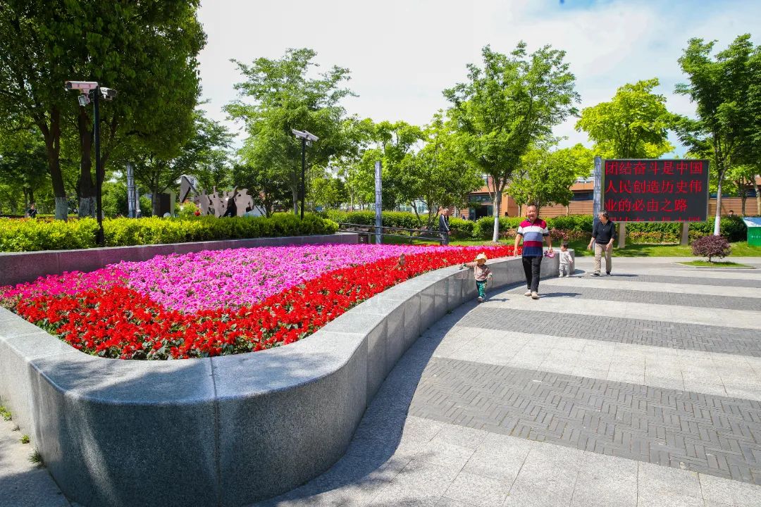 九里亭公园位于沪亭北路涞寅路交叉口,地处九里亭街道中心地段,占地