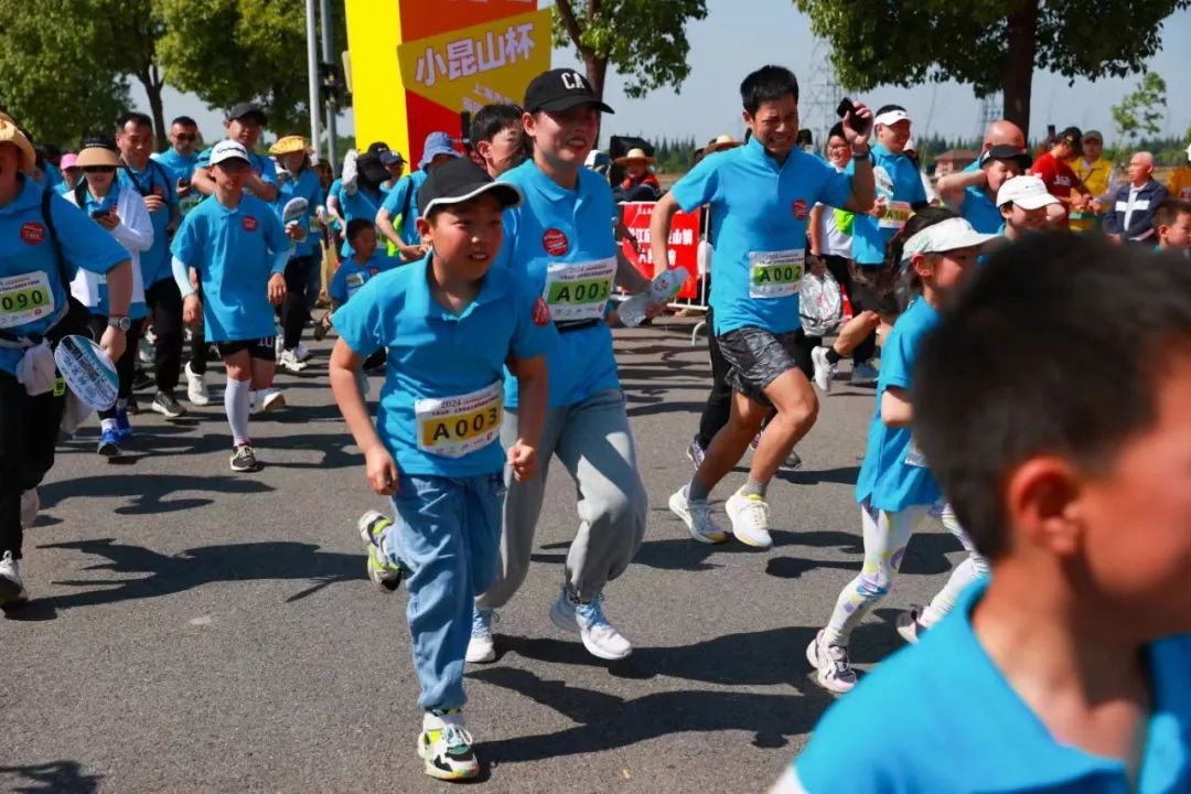 父亲赵品松和母亲朱倩倩都是跑步运动爱好者,参加过多次马拉松比赛,在