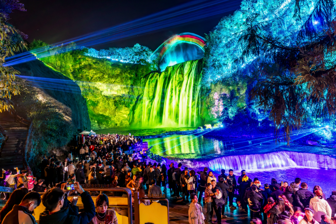 游客在贵州省安顺市观赏黄果树瀑布夜景. 瞿明斌摄