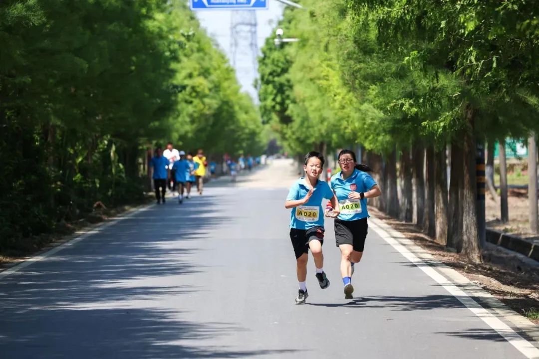 父亲赵品松和母亲朱倩倩都是跑步运动爱好者,参加过多次马拉松比赛,在