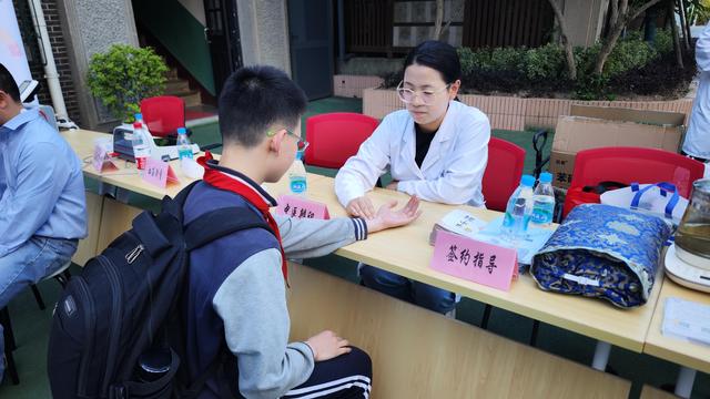 三甲医生进校园,构筑家校医一体化健康教育新模式