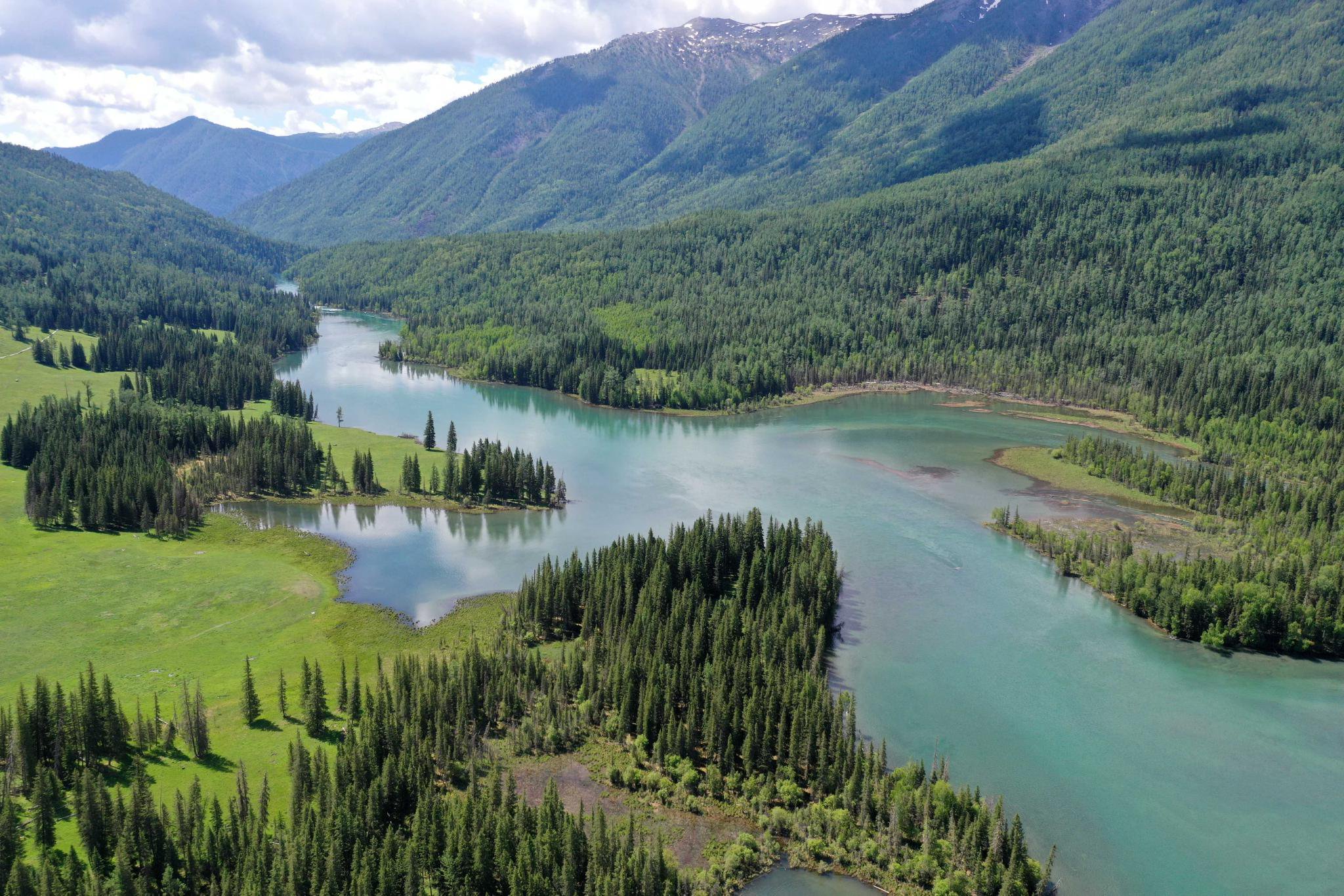 巨石洞穴里,有一面绘制于旧石器时代晚期的彩绘岩画,画中人物弯腰屈膝